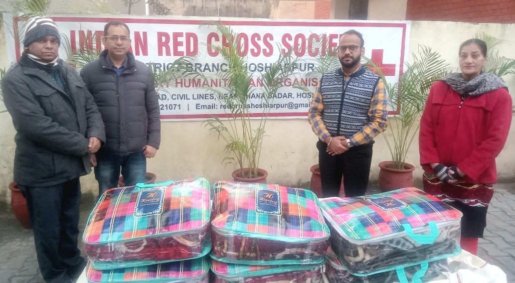 जिला रेडक्रॉस सोसायटी ने दृष्टिबाधित बच्चों को कंबल बांटे